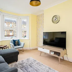 Holiday home Fantastic, Spacious 3 Bedroom House With Garden, Bath